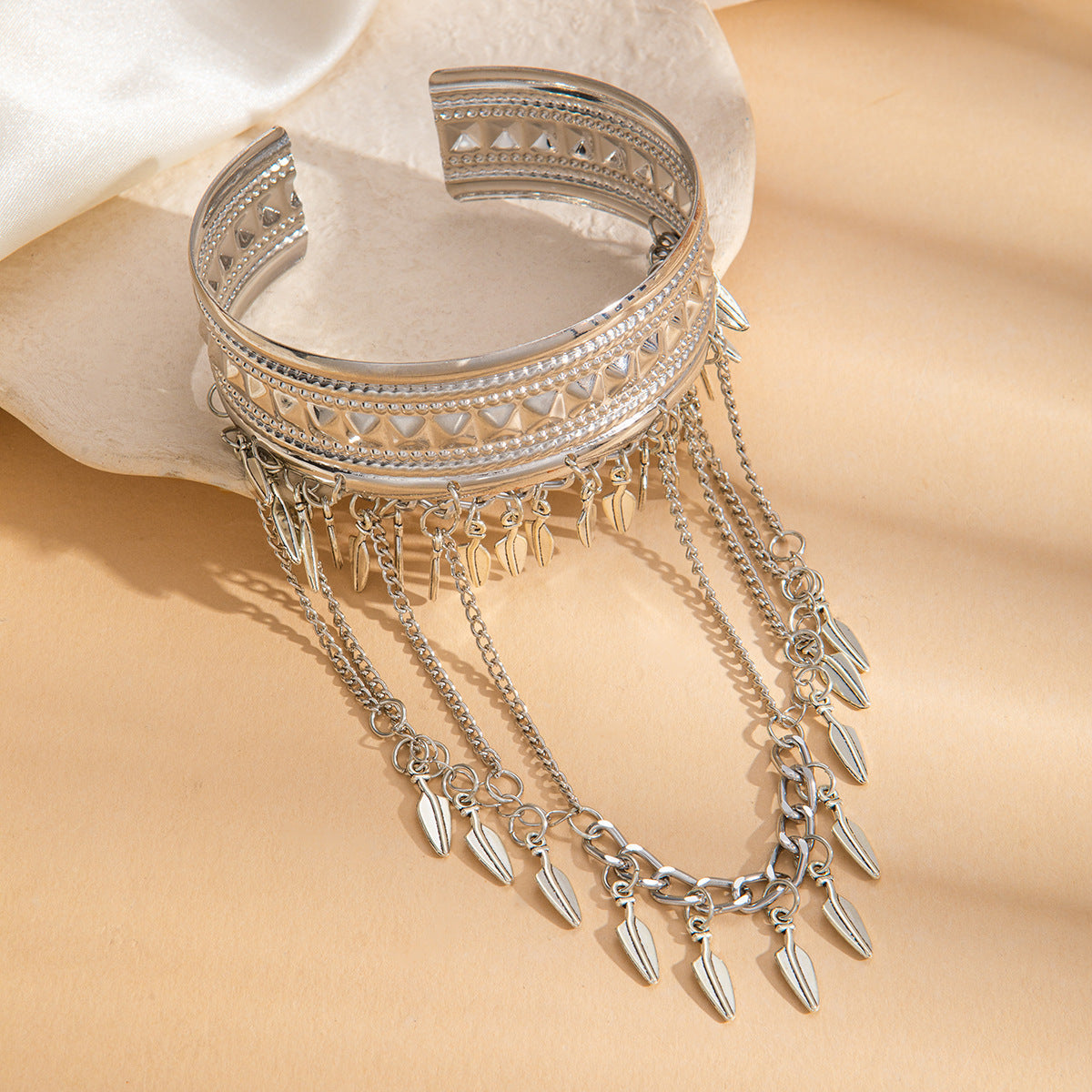 Elegant butterfly-shaped open-arm bracelet
