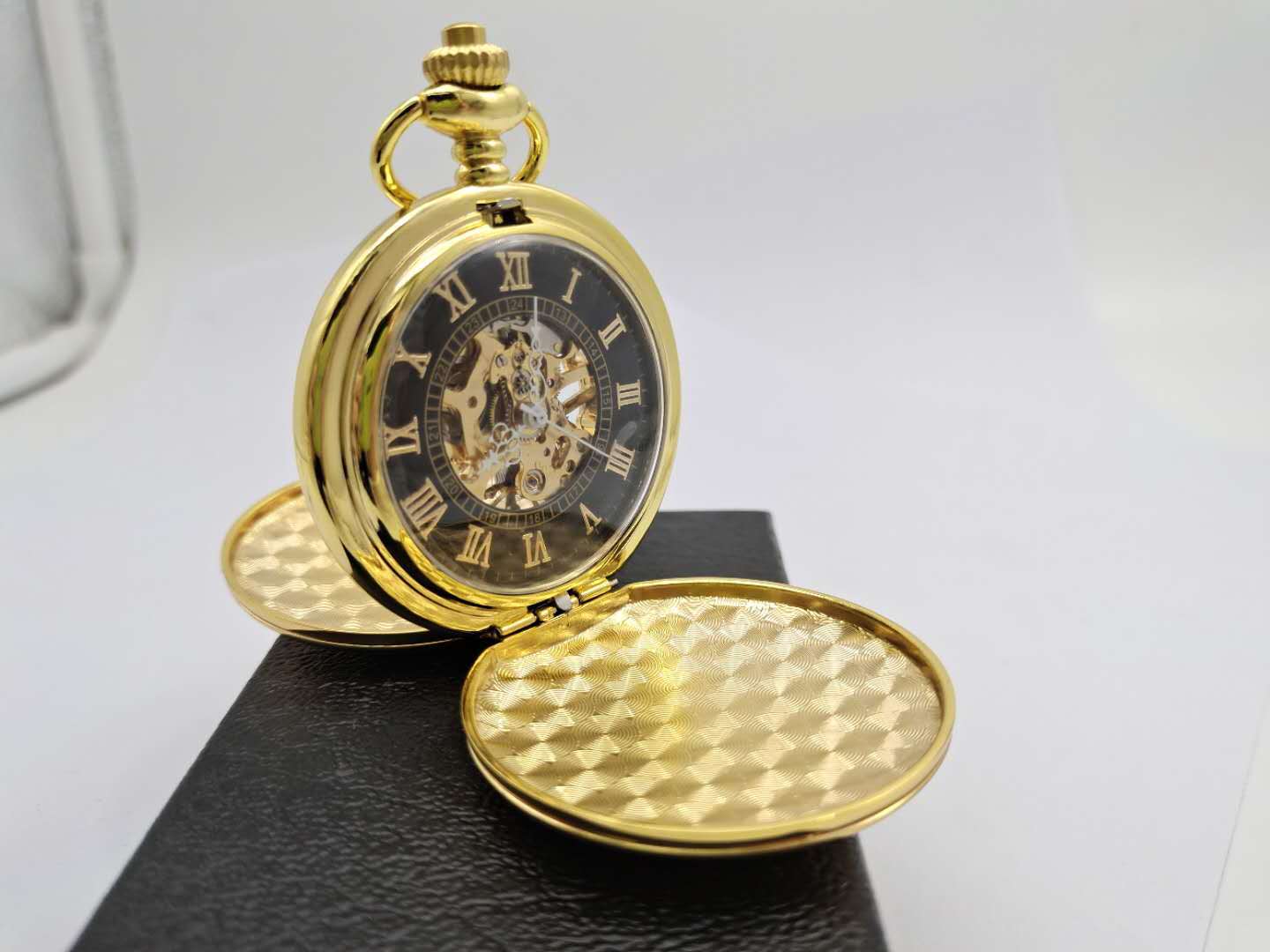 Double-opening two-sided mechanical pocket watch
