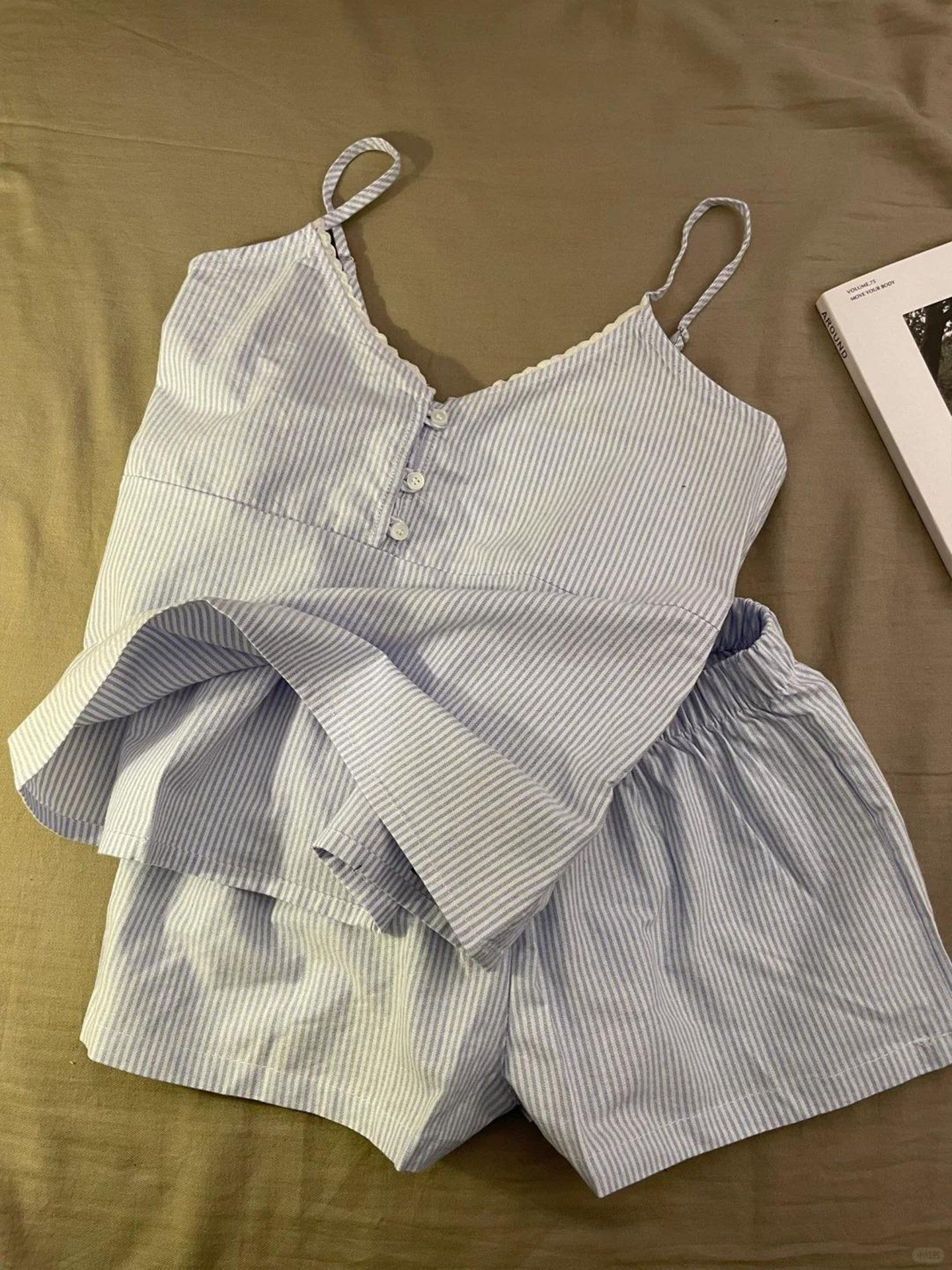 Slim-fit tank top and shorts