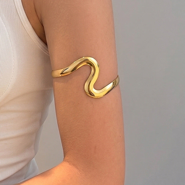 Elegant butterfly-shaped open-arm bracelet