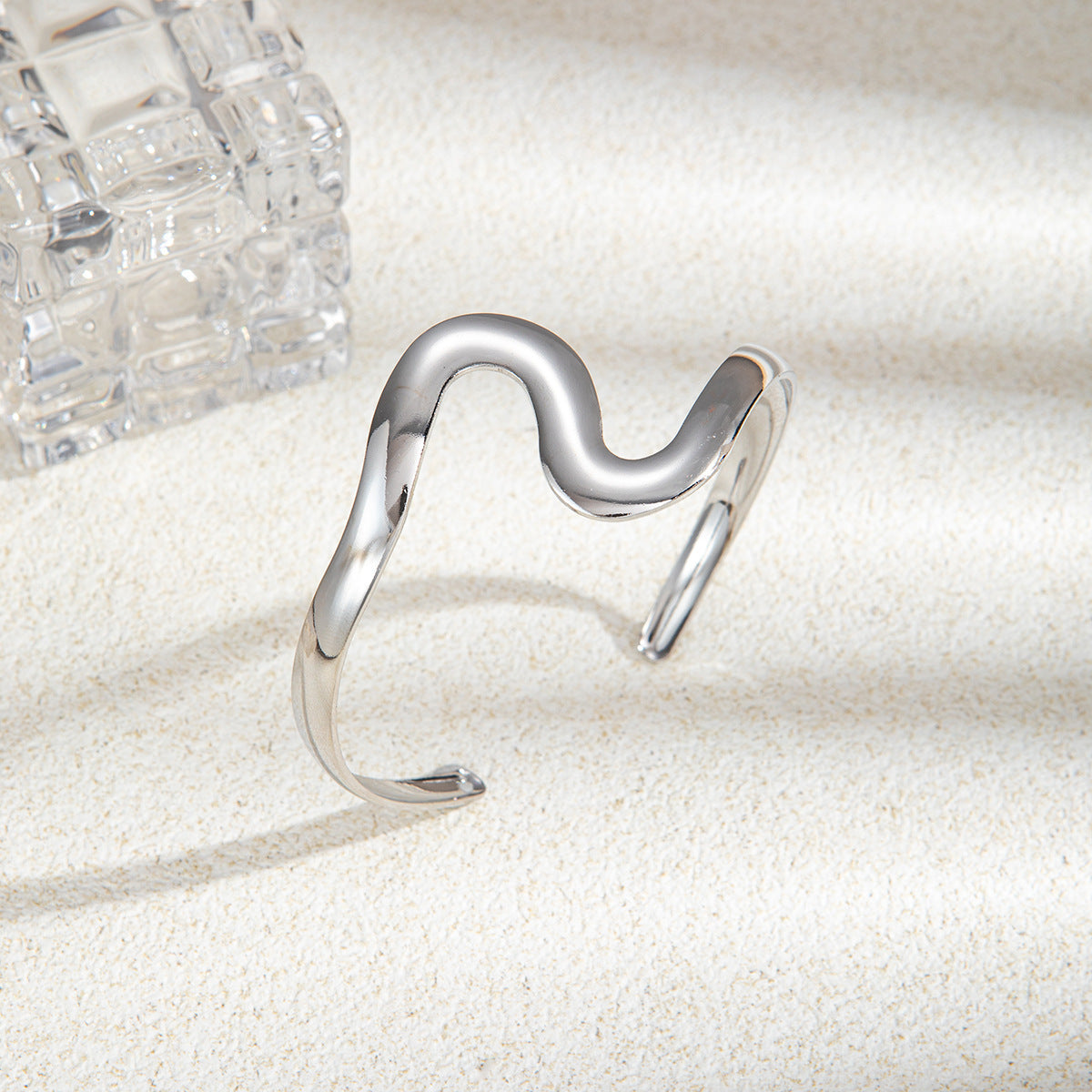 Elegant butterfly-shaped open-arm bracelet
