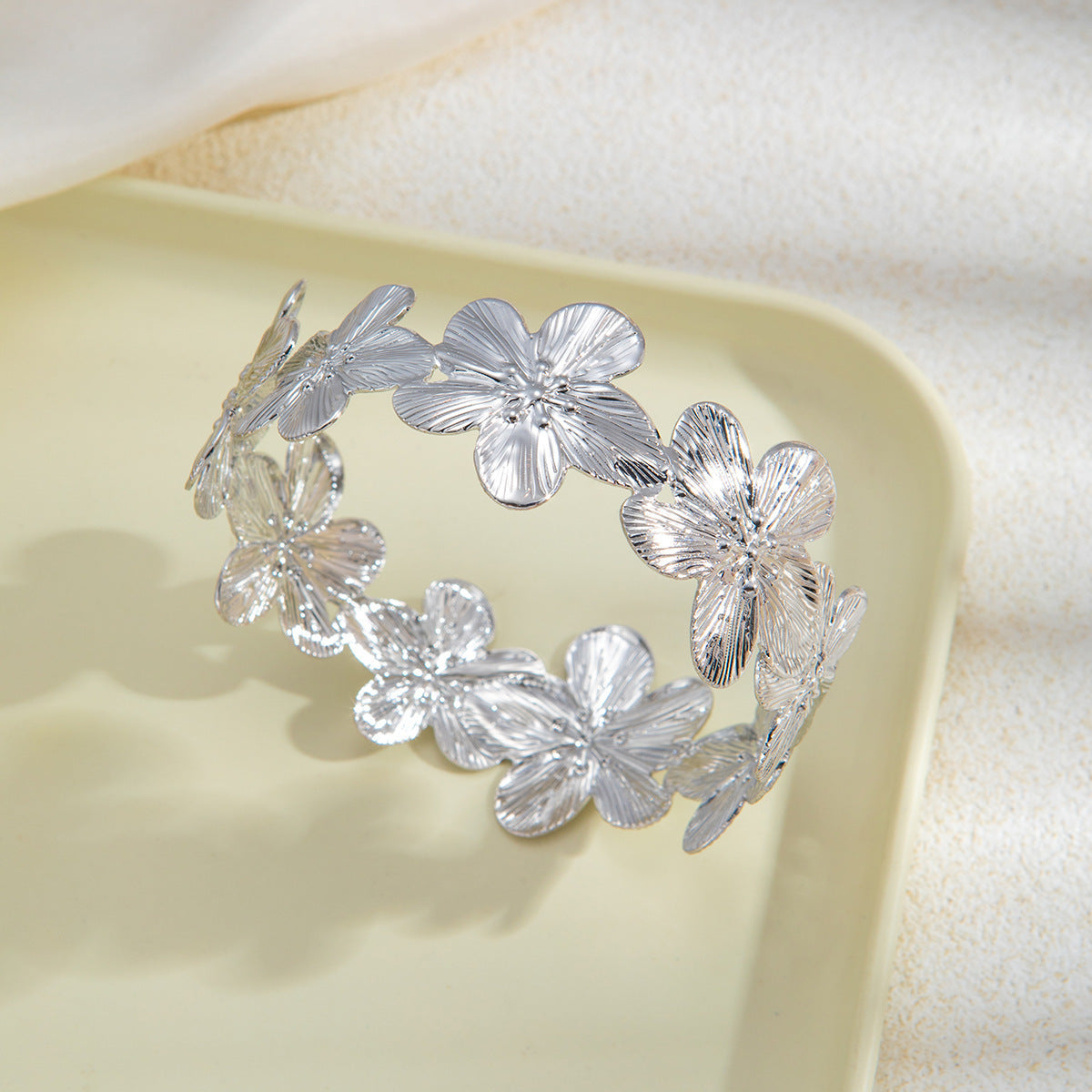 Elegant butterfly-shaped open-arm bracelet