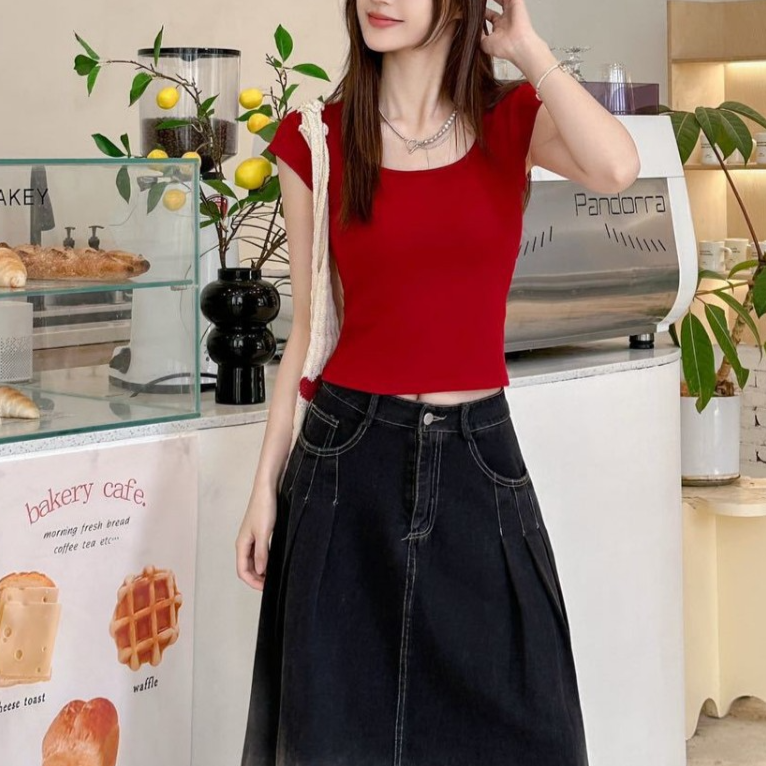 Flutter-sleeve T-shirt with built-in bra pads