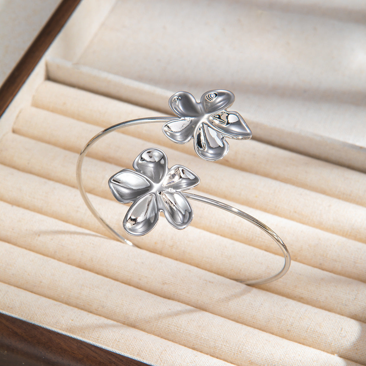Elegant butterfly-shaped open-arm bracelet