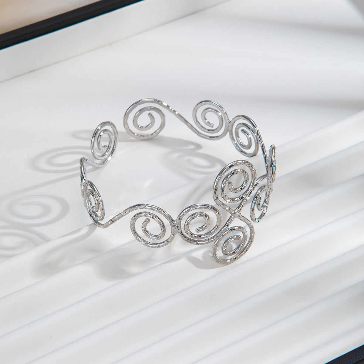 Elegant butterfly-shaped open-arm bracelet