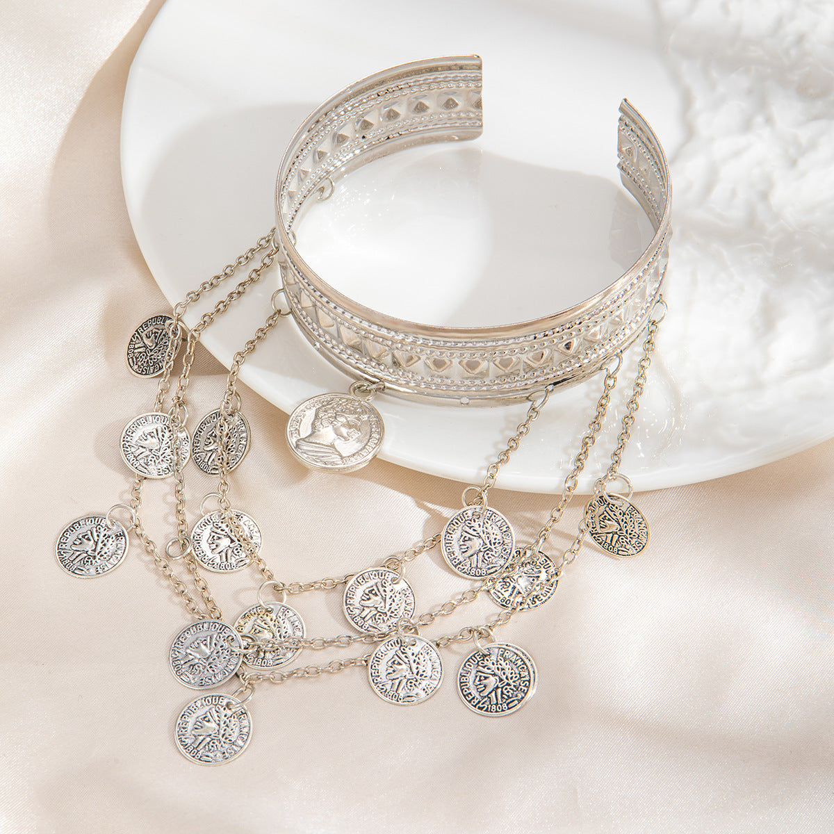 Elegant butterfly-shaped open-arm bracelet