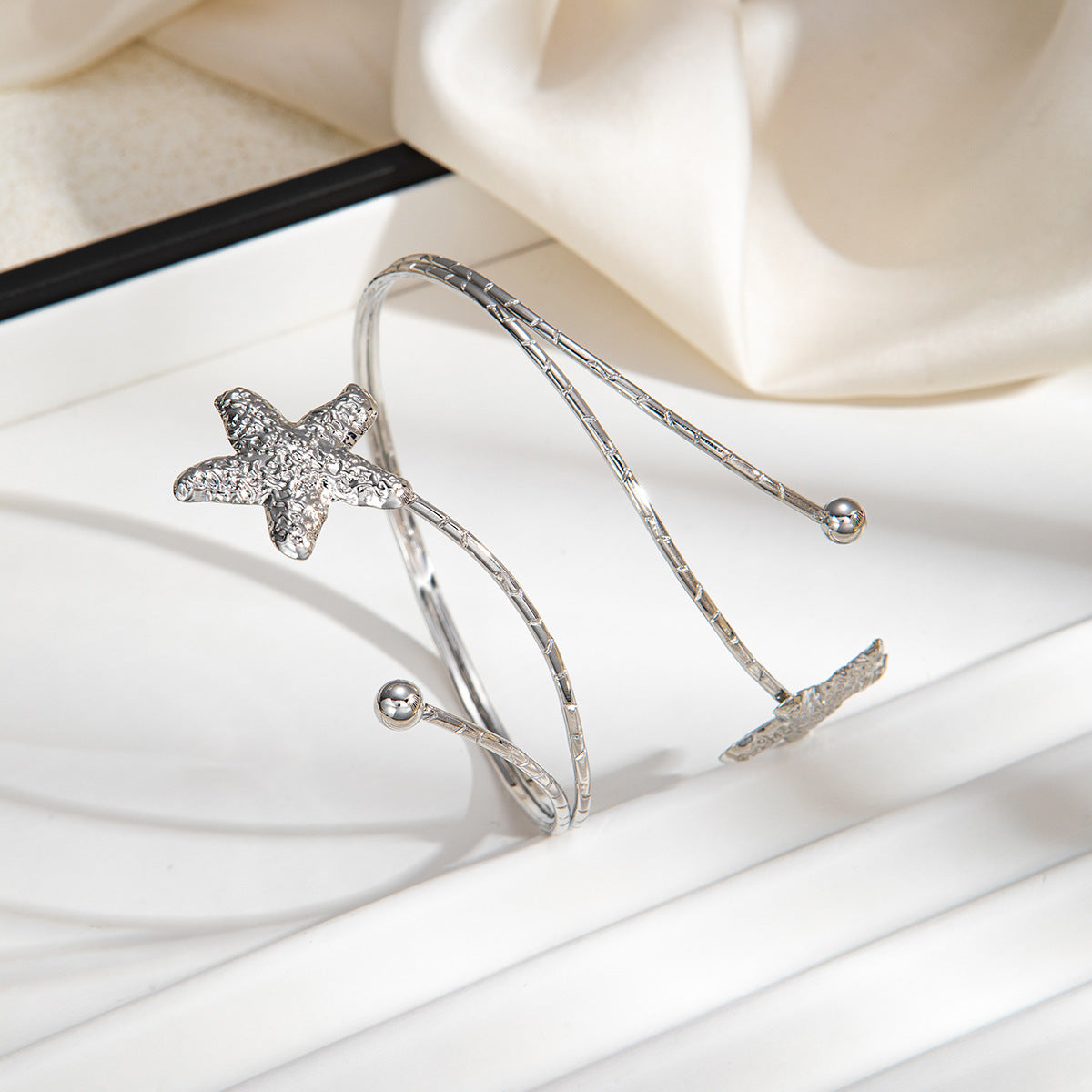 Elegant butterfly-shaped open-arm bracelet