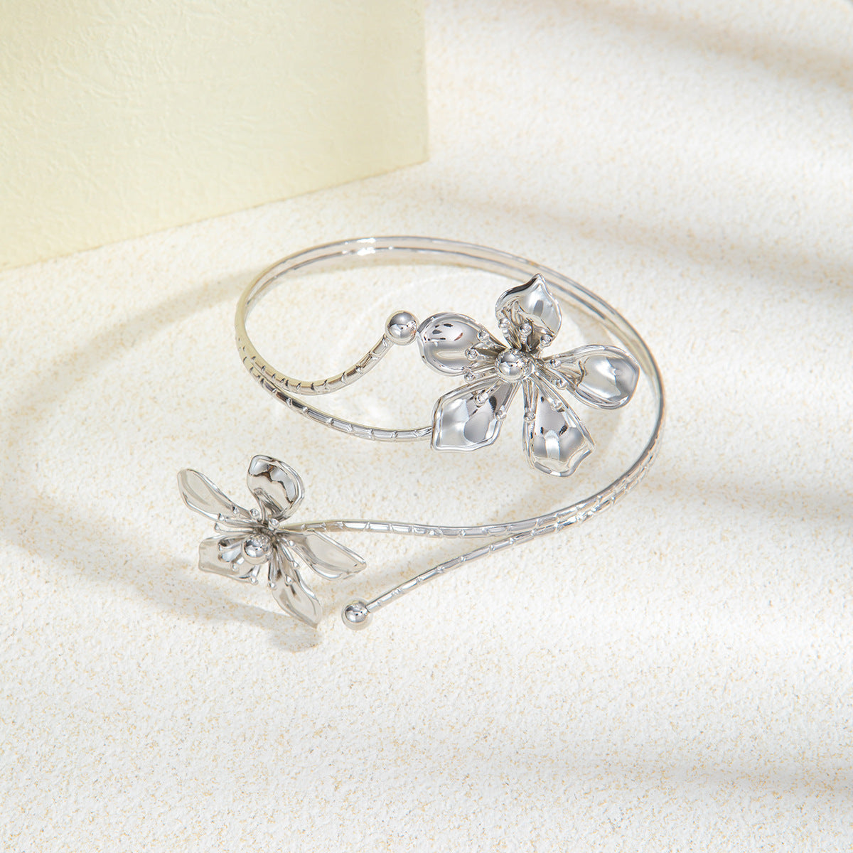 Elegant butterfly-shaped open-arm bracelet